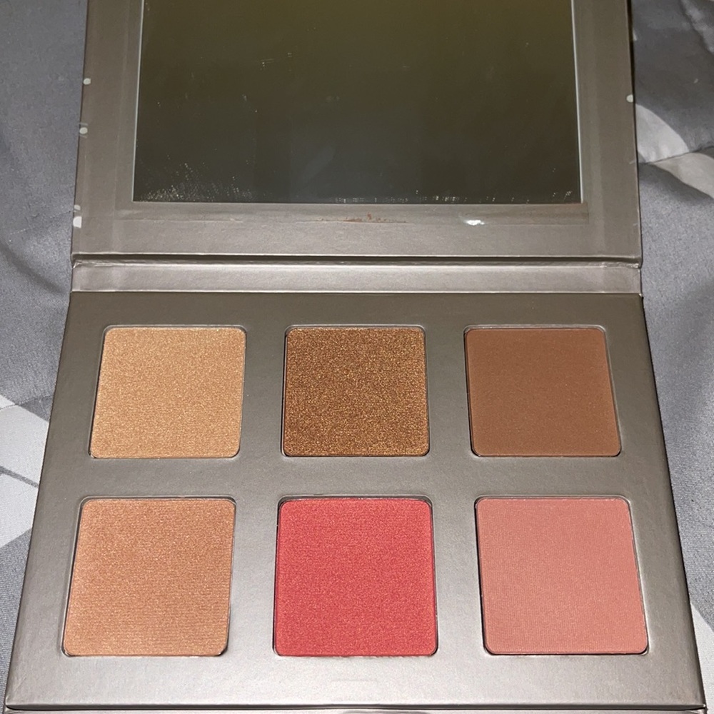 🔥Like new beautiful Iconic blush and bronzer palette!🔥